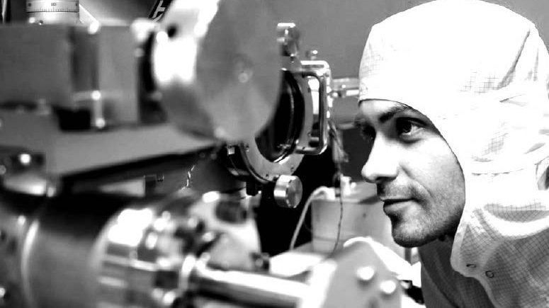 Wissenschaftler an Molekularstrahlepitaxie-Anlage 