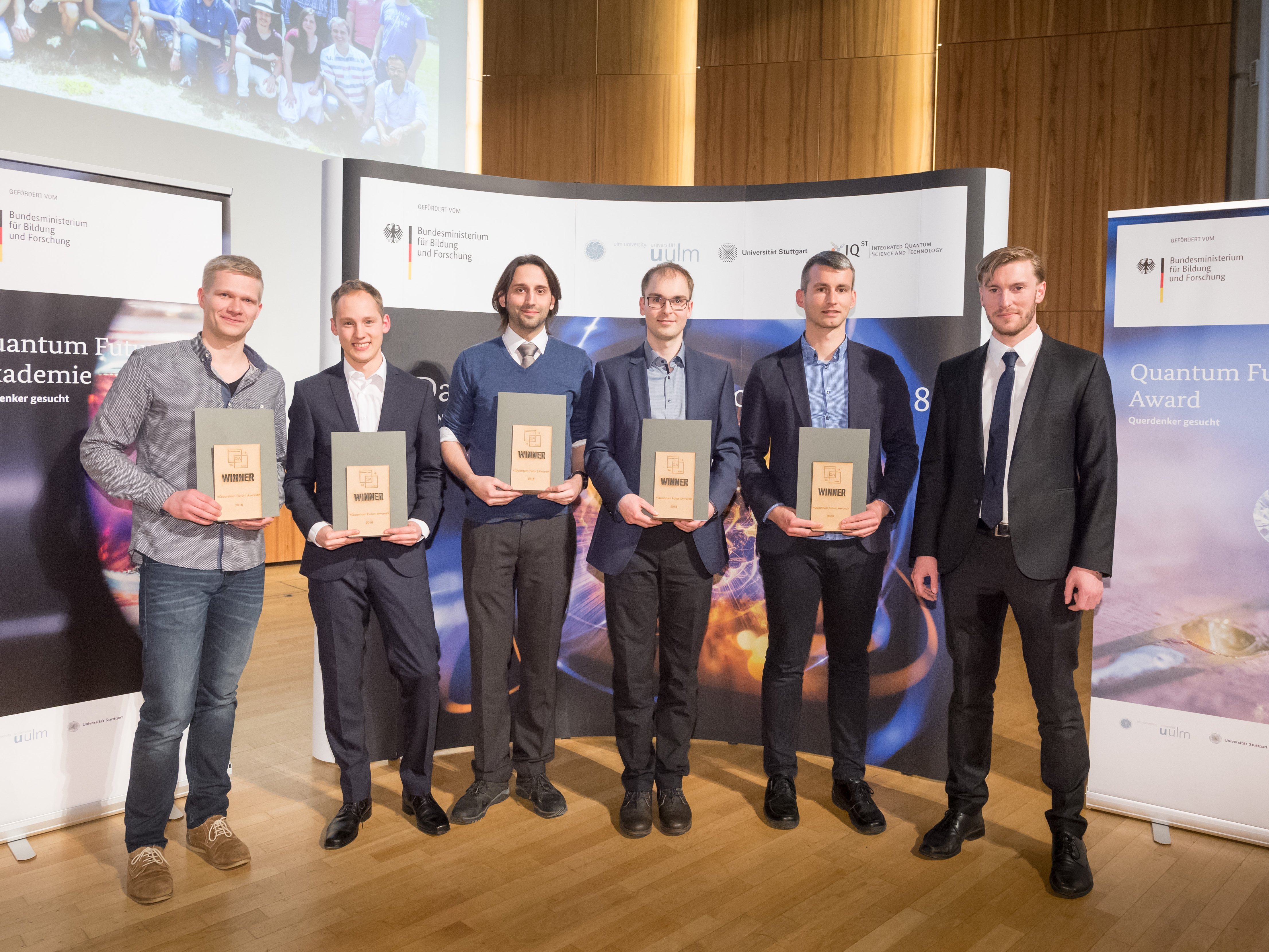Gruppenbild der Gewinner mit einem Vertreter des Ministeriums