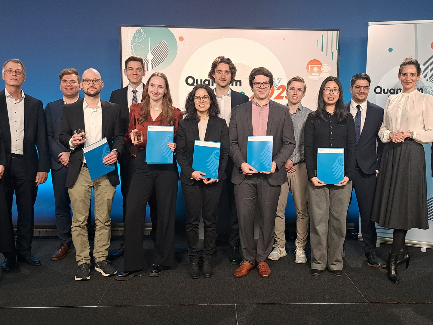 Gruppenfoto der Fachjury mit den Finalistinnen und Finalisten des Awards