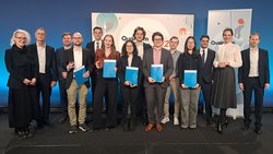 Gruppenfoto der Fachjury mit den Finalistinnen und Finalisten des Awards