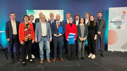 Gruppenbild aller Finalistinnen und Finalisten des Awards gemeinsam mit der Jury