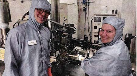 Zwei Personen in einem Reinraum