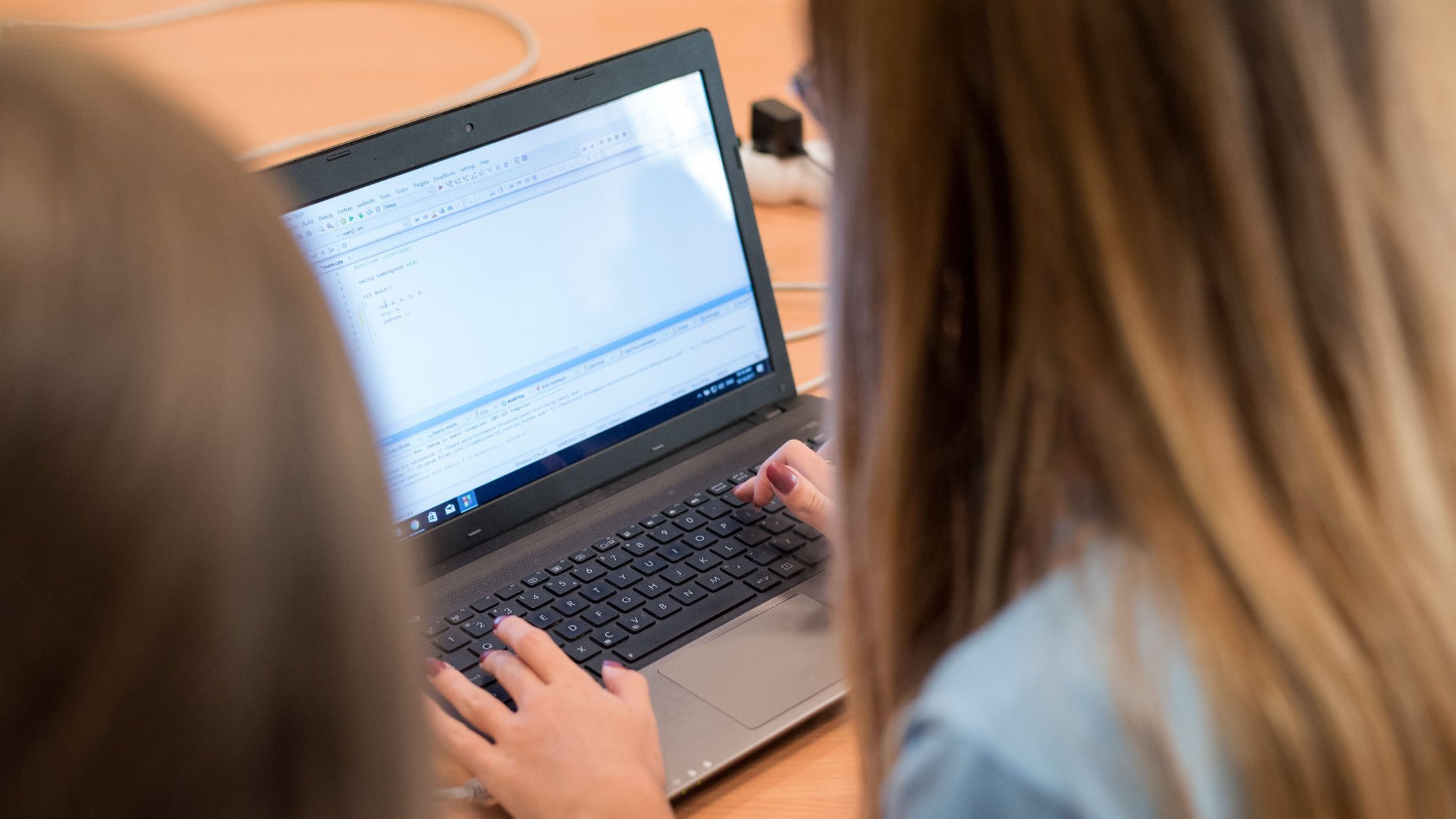 Symbolbild: Schüler bei der Forschung am Laptop