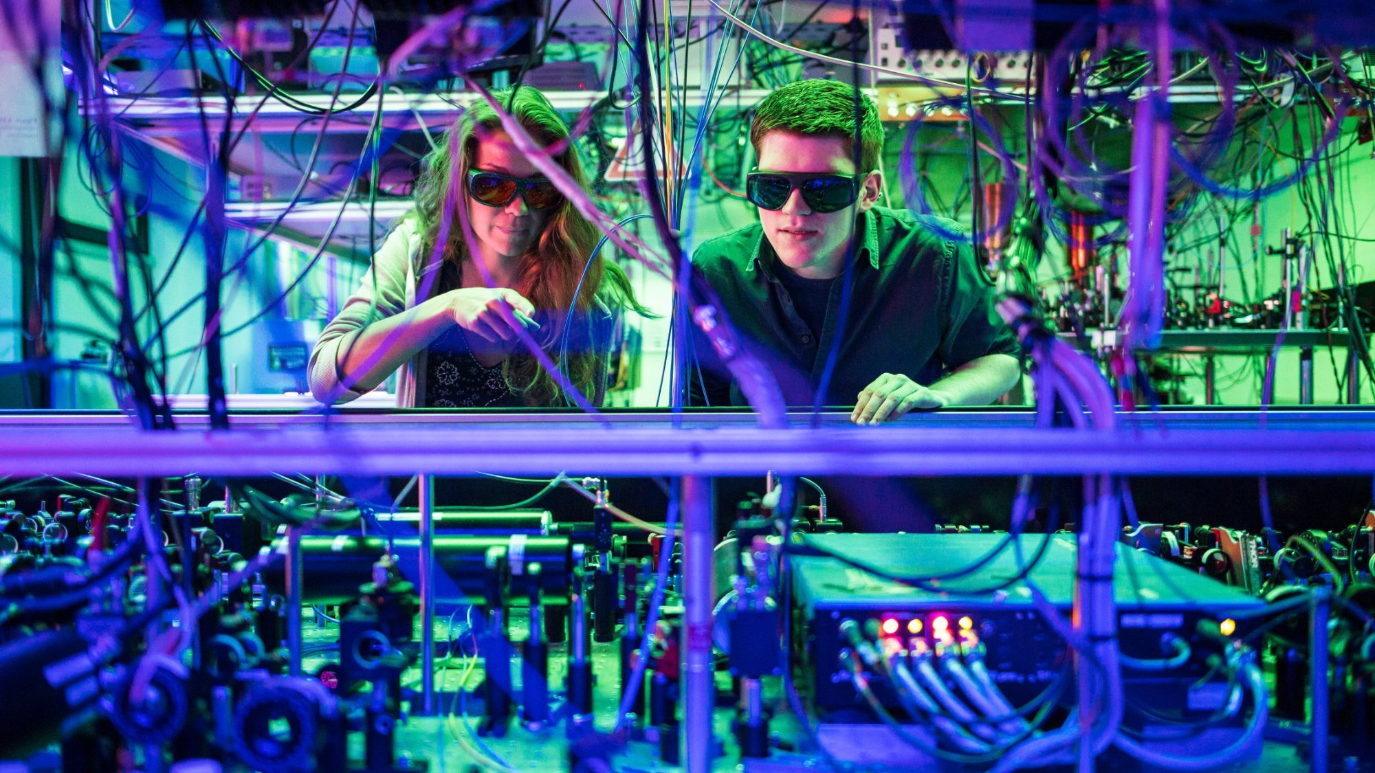 Studierende bei der Justage eines optischen Aufbaus für ein Experiment 