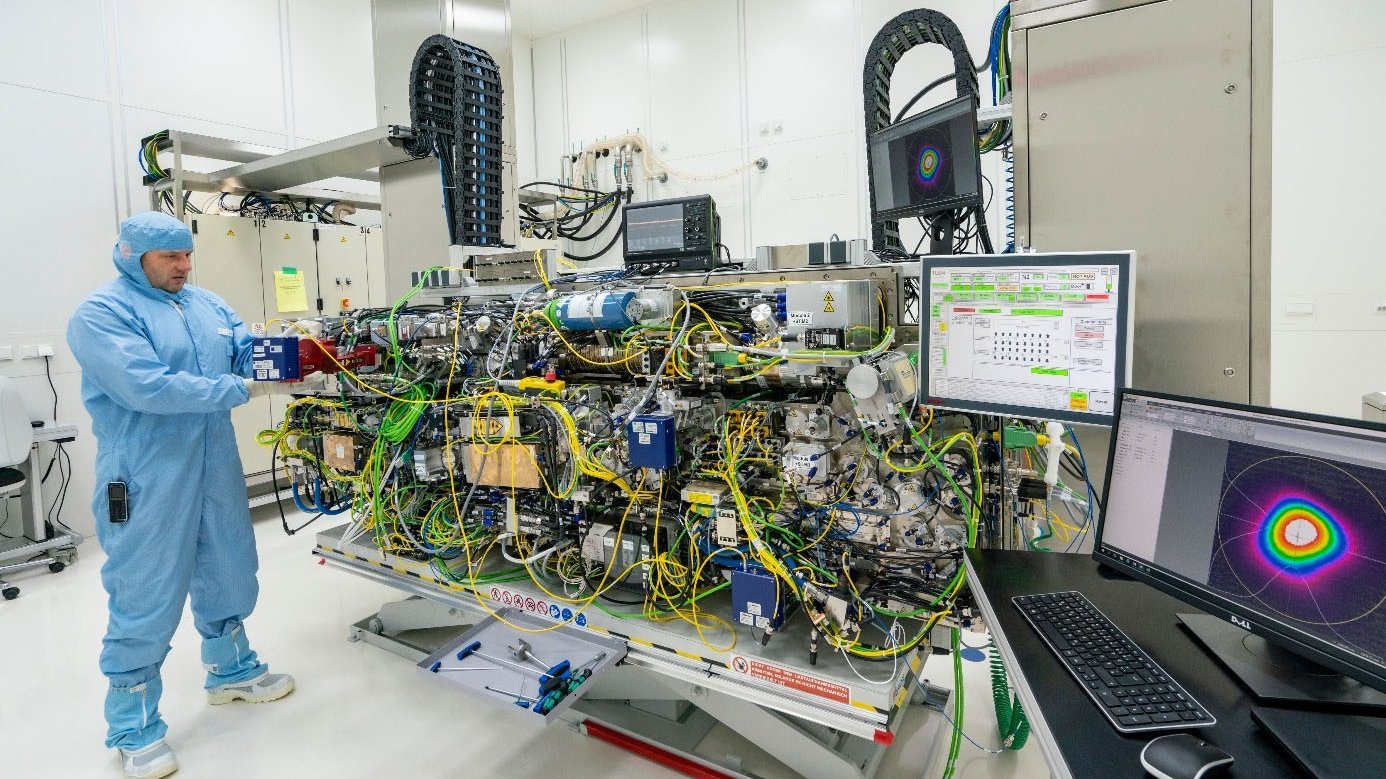 Forschender im Laborraum bei der Arbeit am EUV-Lasersystem
