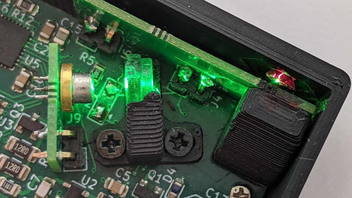 Auf einer Leiterplatte installierter grüner Laser