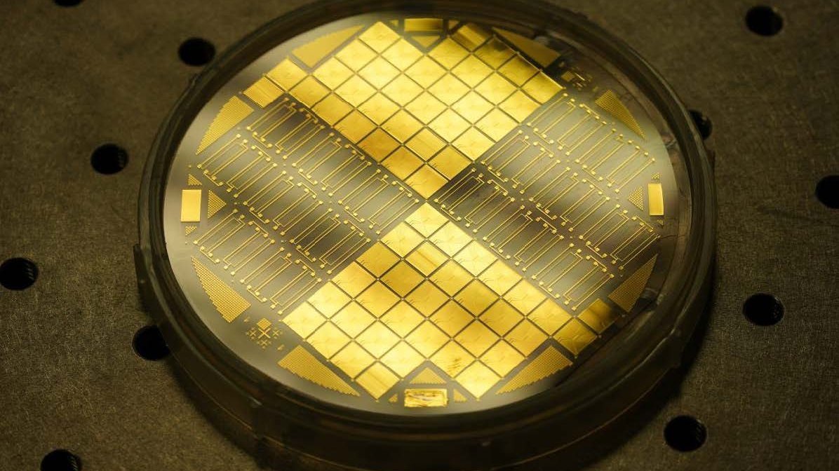 Mikrofabrizierte Quantenprozessoren mit integrierter NFQC-Technologie auf einem 3-Zoll Wafer. 