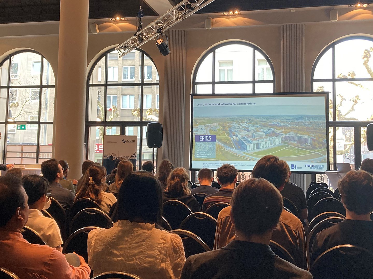 Personen vor einer Leinwand