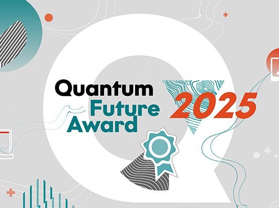 Eine grafische Kollage mit dem Schriftzug Quantum Future Award 2025 sowie als abstrakte Elemente ein weißes Q, die Silhouette des Berliner Fernsehturms sowie zwei Personen am Computer
