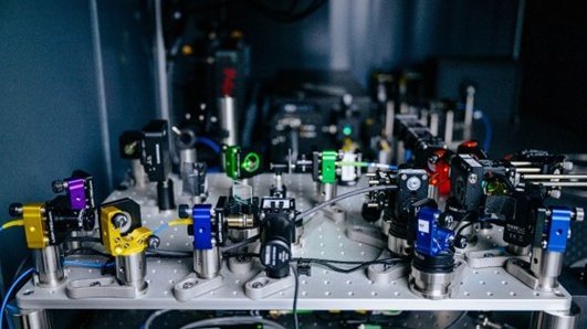 Quantenoptiklabor für kryogene photonisch integrierte Schaltkreise