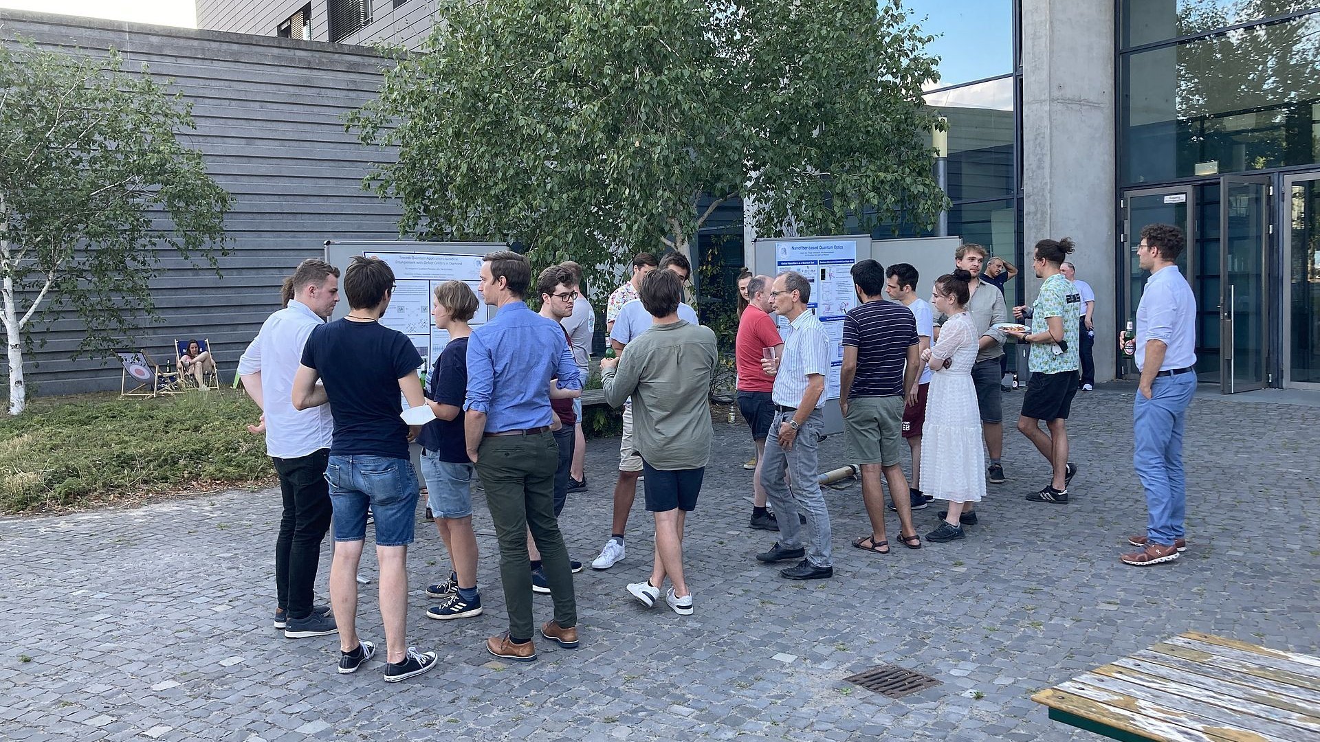 Teilnehmergruppe stellt sich gegenseitig ihre Projekte vor
