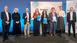 Gruppenfoto der Jury mit den Gewinnerinnen und Gewinnern des Awards