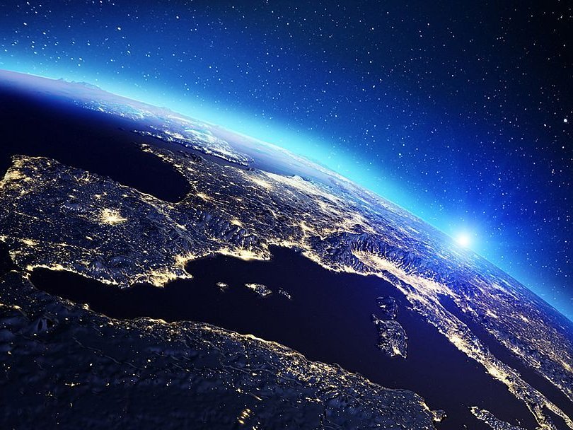 Blick auf Europa aus dem All bei Nacht kurz vor Sonnenaufgang