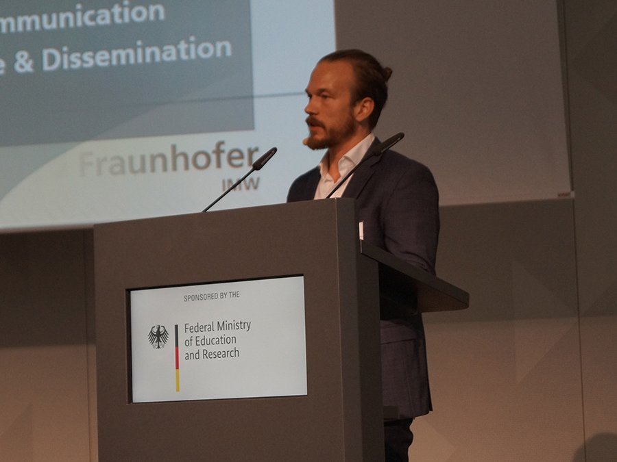 Redner auf einem Podium