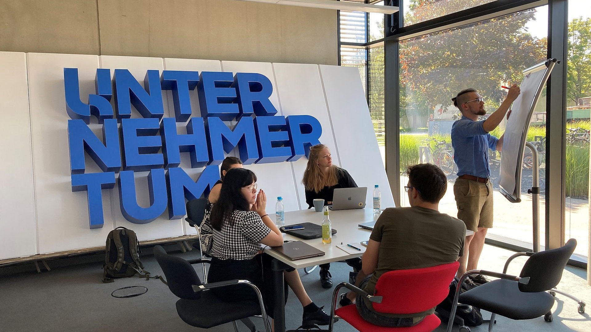 Gruppe Workshopteilnehmer an einem Konferenztisch