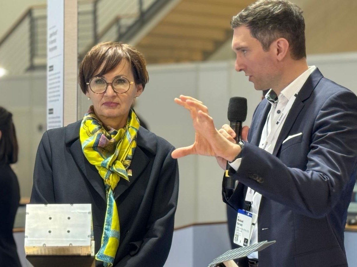 Dr. Michael Förtsch erklärt Bundesforschungsministerin Stark-Watzinger ein Quantengryoskop