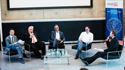 Diskussion verschiedener Professoren
