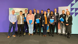 Gruppenbild der Finalistinnen und Finalisten mit der Jury