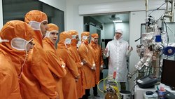 Studierende besichtigen ein Labor