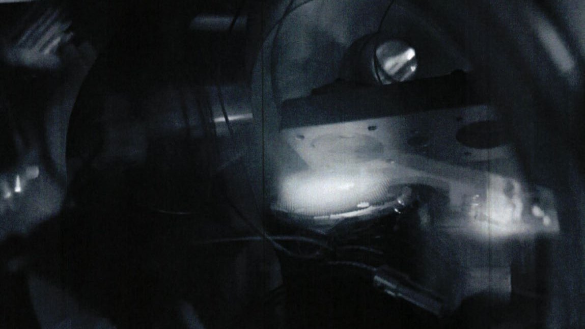 Thorium-229 Target beleuchtet durch Sauerstoffplasma.