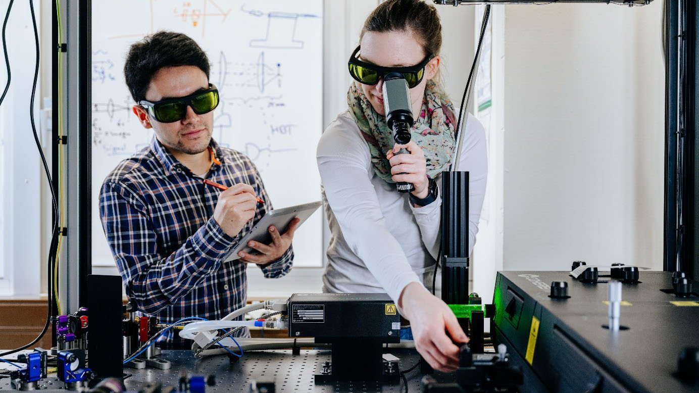 Gemeinsames Experimentieren und Erleben von Quanteneffekten und deren Anwendungen.