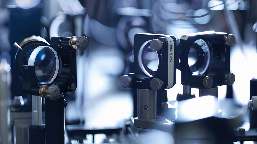 Nahaufnahme von Linsen auf einem optischen Experimentiertisch