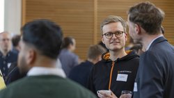 Zwei Männer im Gespräch.