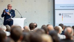 Thomas Sattelberger präsentiert vor der Fachcommunity