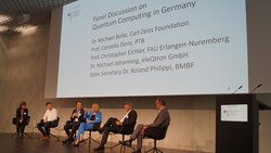 Gruppe sitzt auf einem Podium und diskutiert