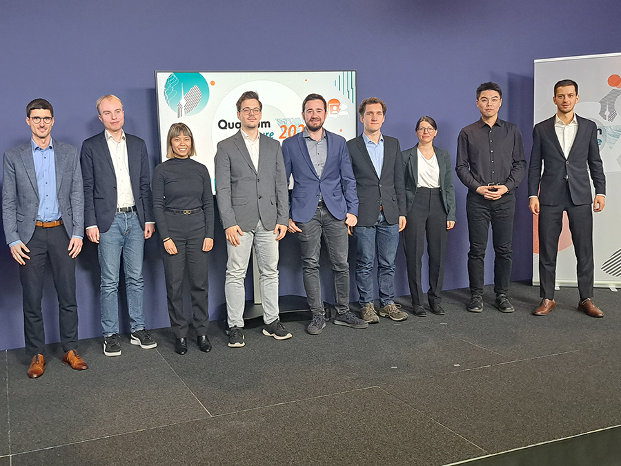 Gruppenbild aller Finalistinnen und Finalisten mit der Jury