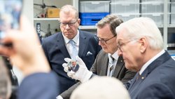 Der Bundespräsident im Gespräch mit mehreren Personen bei einer Besichtigung