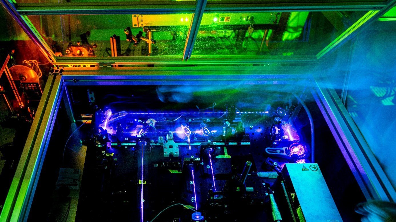 Symbolbild: Versuchsaufbau mit Verwendung von Laser 
