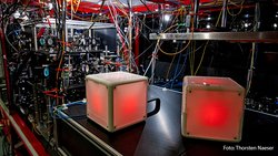 Quantenwürfel in einem Laborraum 