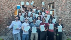 Gruppenfoto der Teilnehmenden mit Urkunden in der Hand