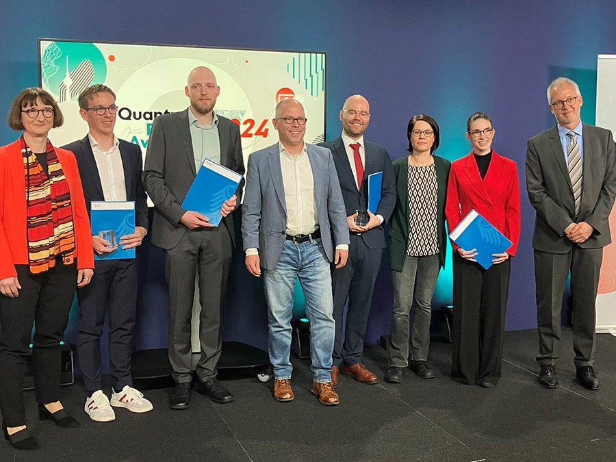 Gruppenbild der Siegerinnen und Sieger des Awards gemeinsam mit der Jury