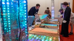 Gäste begutachten Exponate auf der Ausstellungsfläche