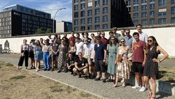 Teilnehmergruppe erkundet die Berliner Mauer