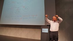 Keynotespeaker von MIT-Professor Seth Lloyd auf einer Bühne