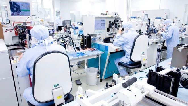 Symbolbild: Forschende arbeiten im Reinraum des CiS Forschungsinstitutes für Mikrosensorik GmbH