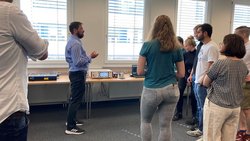 Gruppe bei einer Laborbesichtigung