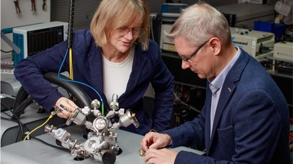 Forschende bei der Arbeit am kryogenfreien Kryostaten