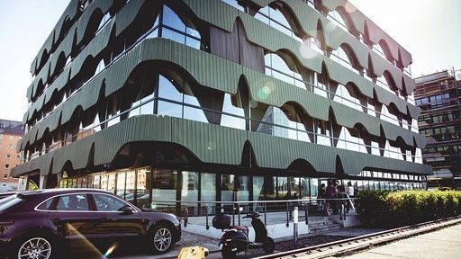 Symbolbild: Bürogebäude des Konzerns Porsche 