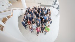 Gruppenbild der Teilnehmenden mit Dr. Thomas Skordas (EU Kommission) und Dr. Frank Schlie (BMFTR)