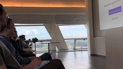 Besuchergruppe vor Präsentation