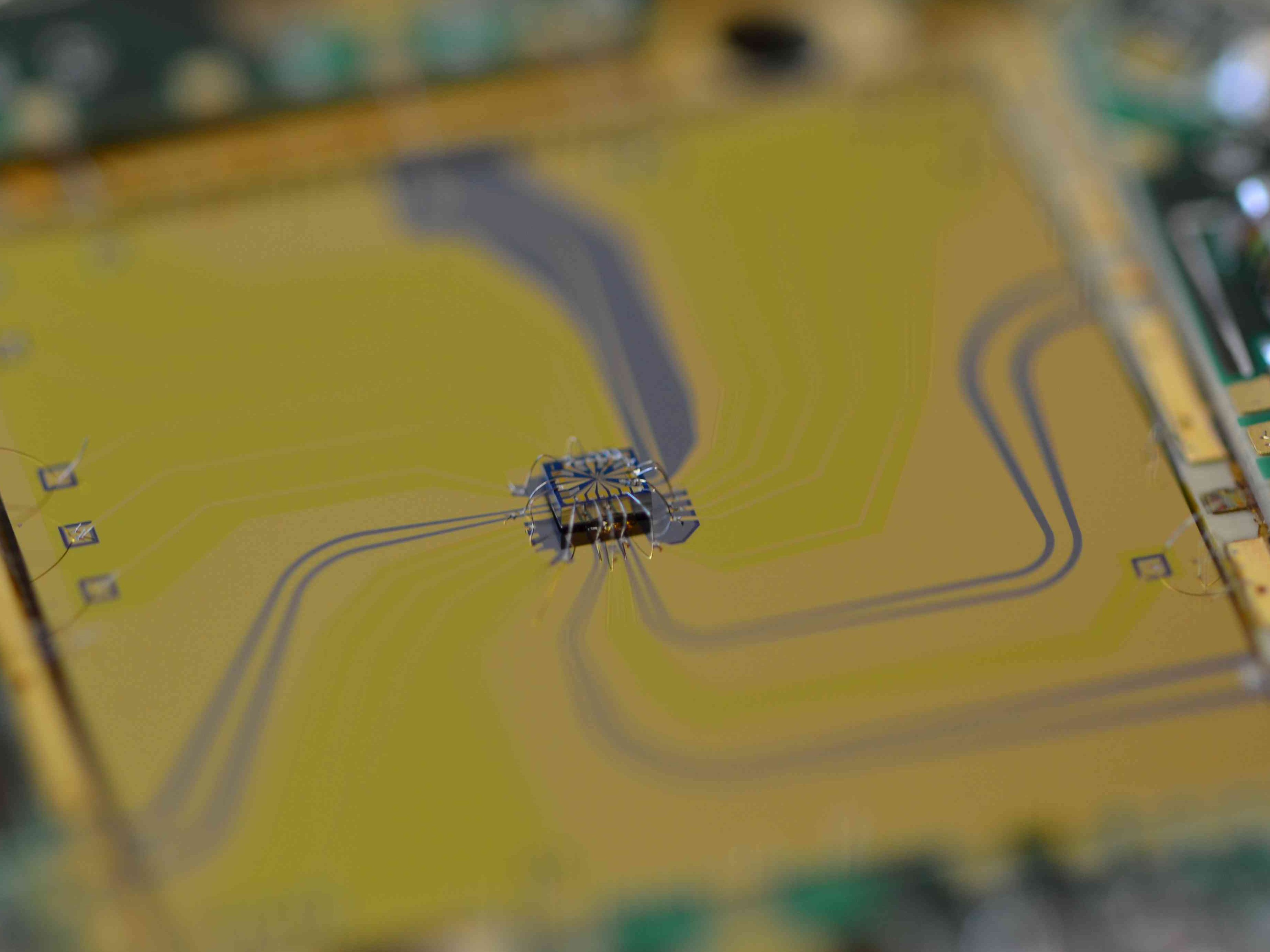 Nahaufnahme eines Mikrochips auf einer Platine