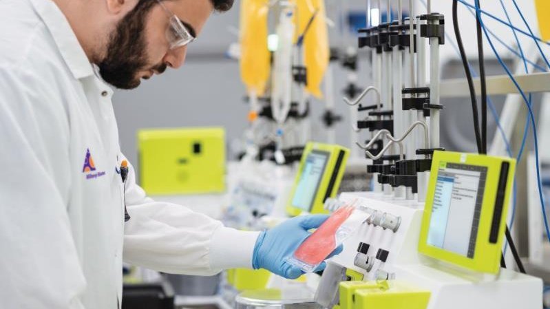 Ein Wissenschaftler bereitet die automatisierte Herstellung von Zelltherapeutika im Labor vor.