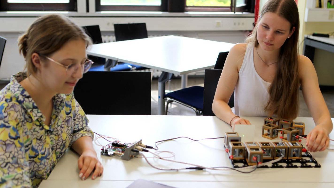 Studierende im Laborraum beim forschen an der Quantentechnologie