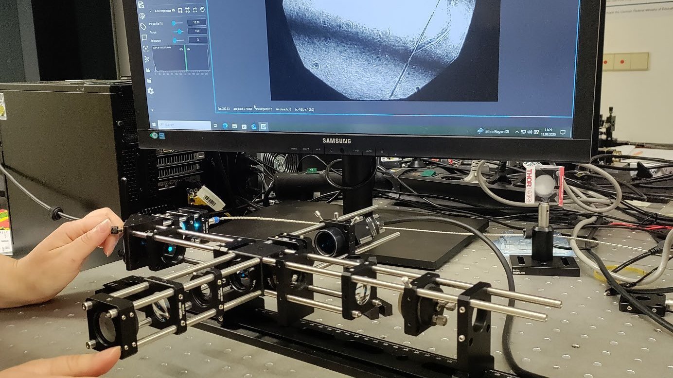 Wissenschaftlerin an einem DHM-Laboraufbau