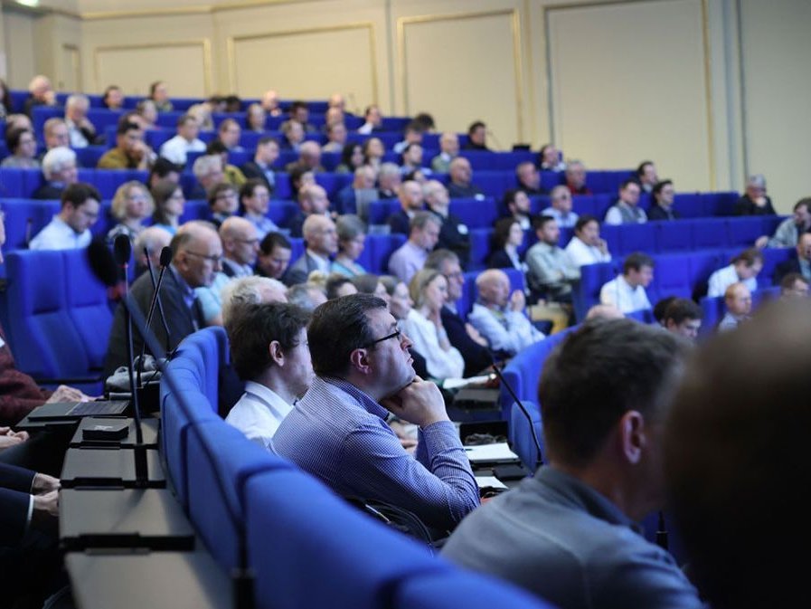 Personengruppe in einem Hörsaal
