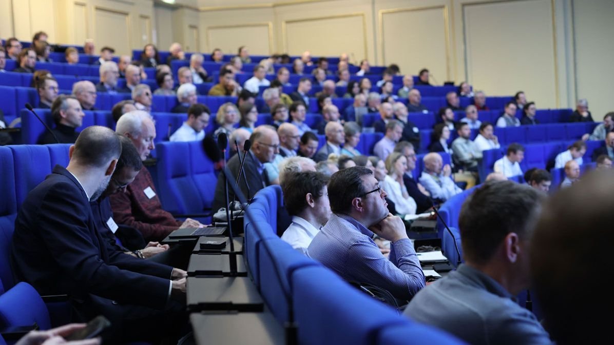 Personengruppe in einem Hörsaal